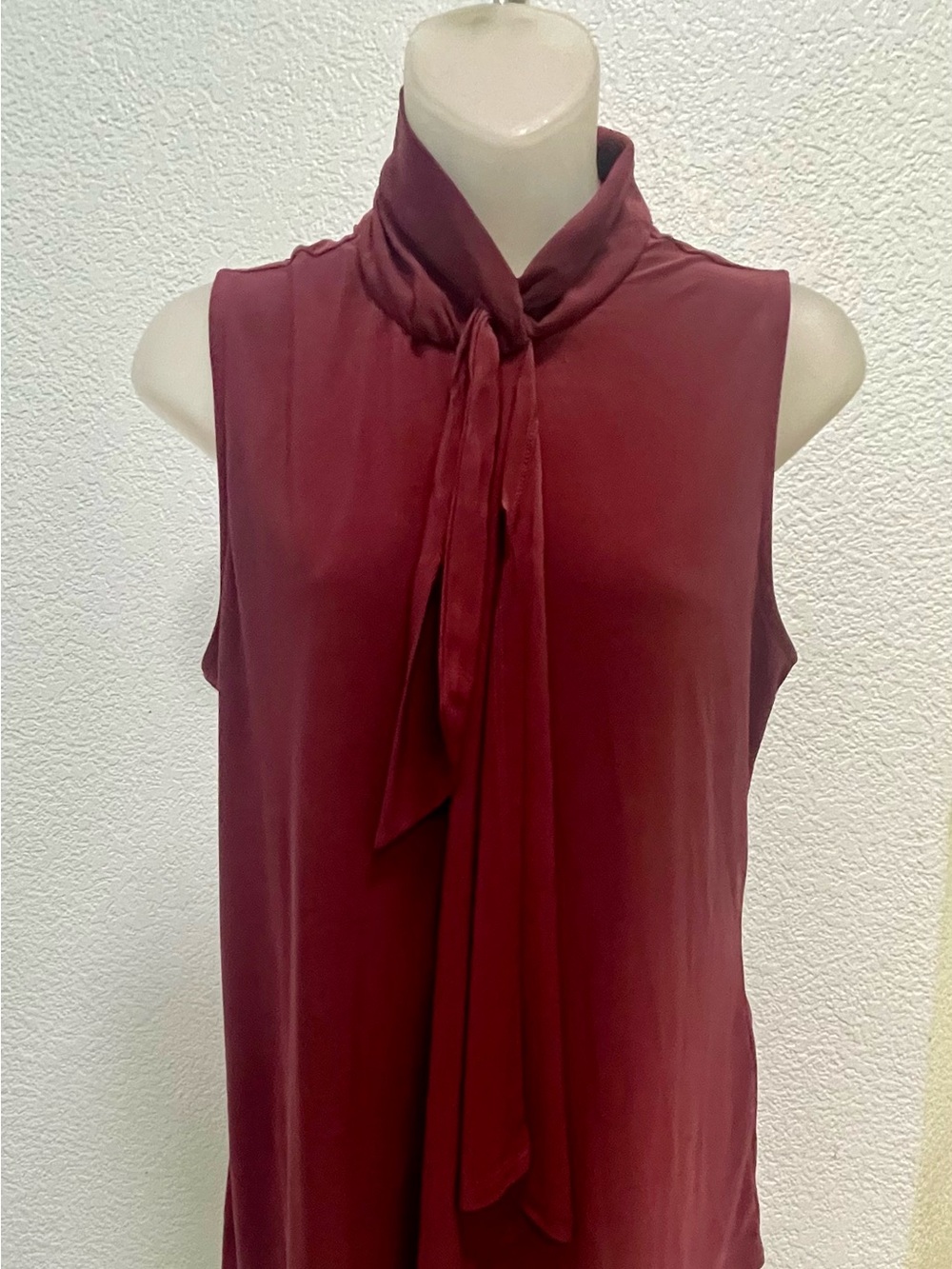 White House Black Market Sleeveless Tie-Neck Top Blouse in Burgundy Sz Small